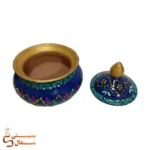 قندان نقطه کوبی سفالی آبی با درب برداشته شده و فضای داخل ظرف