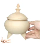 مقیاس ابعادی و ارگونومی بدنه آجیل خوری ۳ پایه سفال خام لالجین در دست