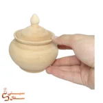 اندازه استاندارد قندان سفالی خام ارتفاع ۱۳ سانتیمتر در دست جهت مقایسه ابعاد