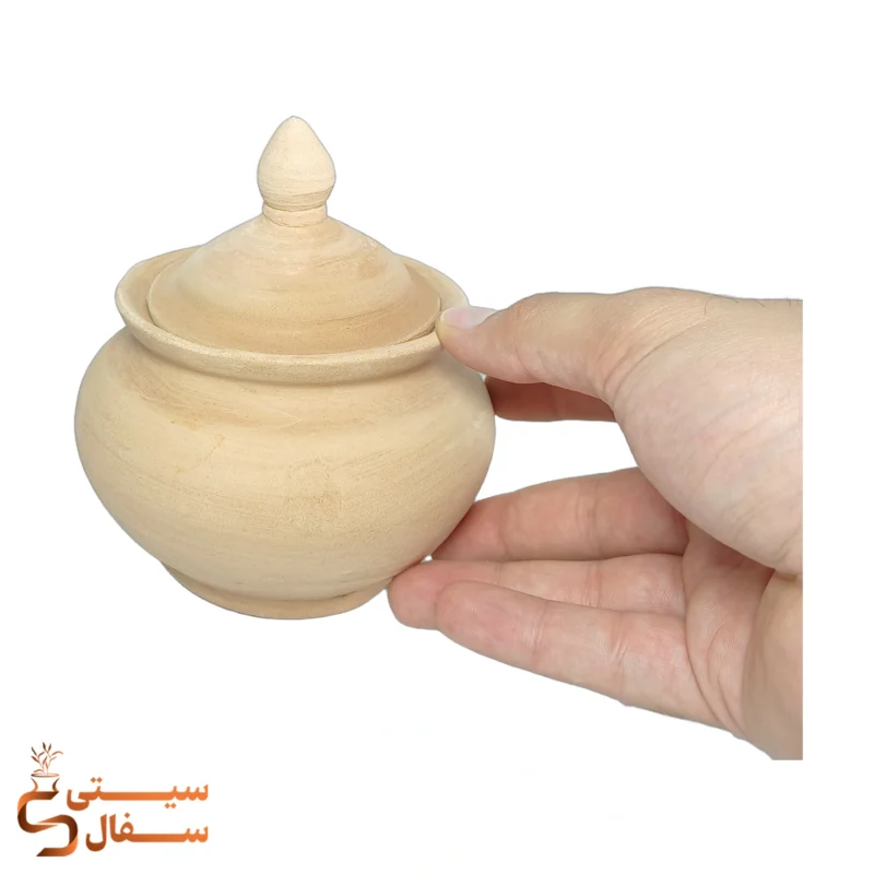 اندازه استاندارد قندان سفالی خام ارتفاع ۱۳ سانتیمتر در دست جهت مقایسه ابعاد