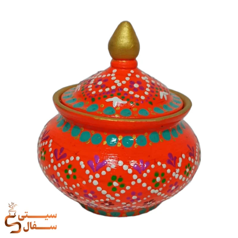 نمای روبرو قندان نقطه کوبی سفالی قرمز با درب بسته و نقوش چندرنگ دست ساز شهر سفال