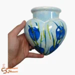 گلدان قلبی آبی مدل دلارام سرامیکی در دست برای مقایسه‌ی اندازه