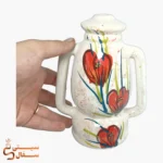 فانوس سرامیکی قرمز دکوری با گلهای قرمز روی زمینهی سفید