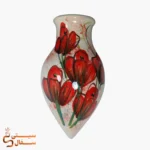 گلدان دیوارکوب قطره‌ای قرمز مدل شبنم سرامیکی با گل‌های قرمز و خط‌دور قهوه‌ای