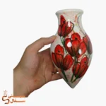 گلدان دیوارکوب قطره‌ای قرمز مدل شبنم سرامیکی در دست برای درک ابعاد